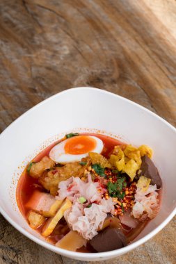 Tayland eriştesi Tom Yum Goong baharatlı deniz ürünleri çorbası köfteli erişte ve Tayland usulü yemekler..