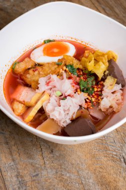 Tayland eriştesi Tom Yum Goong baharatlı deniz ürünleri çorbası köfteli erişte ve Tayland usulü yemekler..