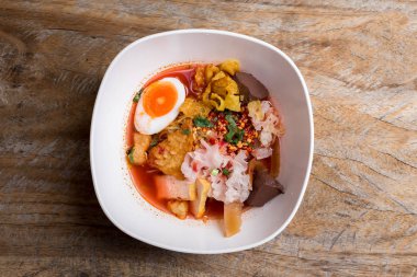 Tayland eriştesi Tom Yum Goong baharatlı deniz ürünleri çorbası köfteli erişte ve Tayland usulü yemekler..