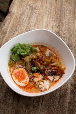 Tayland eriştesi Tom Yum Goong baharatlı deniz ürünleri çorbası köfteli erişte ve Tayland usulü yemekler..