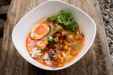 Tayland eriştesi Tom Yum Goong baharatlı deniz ürünleri çorbası köfteli erişte ve Tayland usulü yemekler..