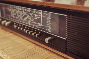 Ahşap kutuda eski radyo, eski tarz radyo..