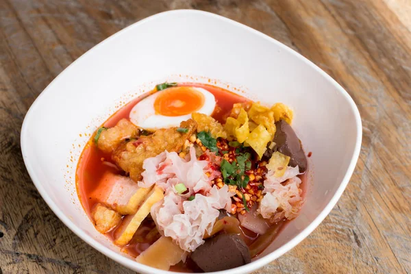 Tayland eriştesi Tom Yum Goong baharatlı deniz ürünleri çorbası köfteli erişte ve Tayland usulü yemekler..