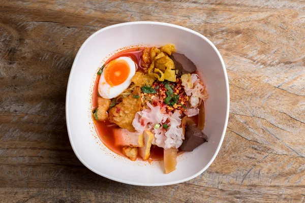 Tayland eriştesi Tom Yum Goong baharatlı deniz ürünleri çorbası köfteli erişte ve Tayland usulü yemekler..