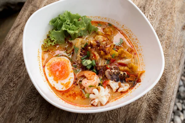 Tayland eriştesi Tom Yum Goong baharatlı deniz ürünleri çorbası köfteli erişte ve Tayland usulü yemekler..
