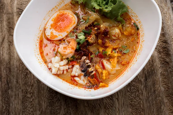 Tayland eriştesi Tom Yum Goong baharatlı deniz ürünleri çorbası köfteli erişte ve Tayland usulü yemekler..