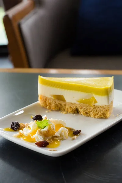 Mango Crepe Layer Crepe Cake Met Topping Geserveerd Met Fruit — Stockfoto