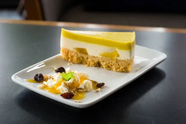 Mango Crepe Layer Crepe Cake Met Topping Geserveerd Met Fruit — Stockfoto