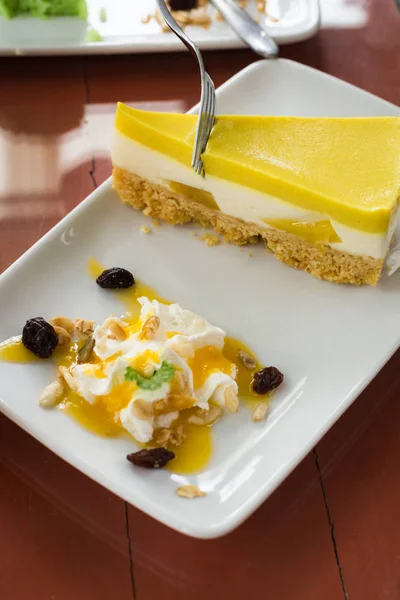 Mango Crepe Layer Crepe Cake Topping Served Fruits Whip Cream — Stock Photo, Image