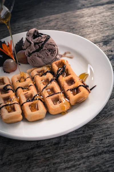 Vainas Frescas Con Helado Chocolate Jarabe Miel Fondo Madera — Foto de Stock