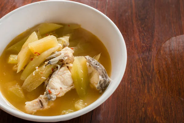 Lotus Kökleri ve Balıklı Tayland Baharatlı Köri (Kaeng Kantun Bon )