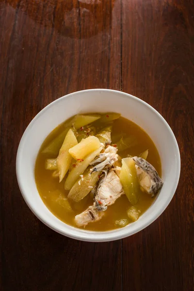 Lotus Kökleri ve Balıklı Tayland Baharatlı Köri (Kaeng Kantun Bon )