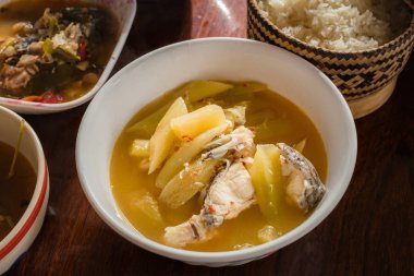 Lotus Kökleri ve Balıklı Tayland Baharatlı Köri (Kaeng Kantun Bon )