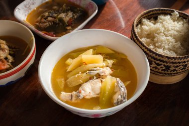 Nilüfer Kökü ve Balık (Kaeng Kantun Bon) ve yapışkan pirinçli Tayland Baharatlı Köri..