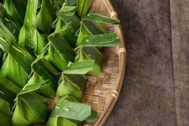 Tay tatlı. Buharda pişmiş un Hindistan cevizi doldurma (Kanom Sai Sai) paketinden muz yaprak ile
