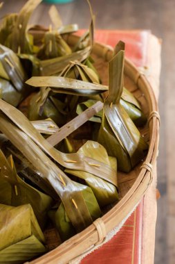 Tay tatlı. Buharda pişmiş un Hindistan cevizi doldurma (Kanom Sai Sai) paketinden muz yaprak ile