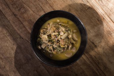 Karışık sebze ve baharatlı baharatlı köri çorbası muz sapı ve tavuk, Kaeng youk, Tayland usulü yemek.