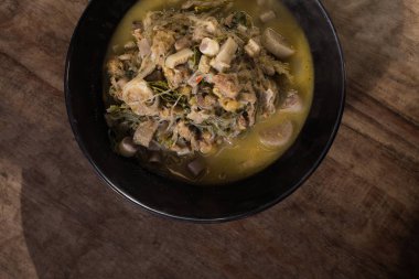 Karışık sebze ve baharatlı köri çorbası ve turşulu balık, Kaeng Lao, Tayland usulü yemek.