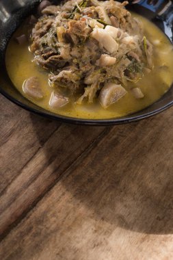 Karışık sebze ve baharatlı köri çorbası ve turşulu balık, Kaeng Lao, Tayland usulü yemek.