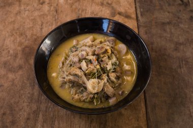 Karışık sebze ve baharatlı köri çorbası ve turşulu balık, Kaeng Lao, Tayland usulü yemek.