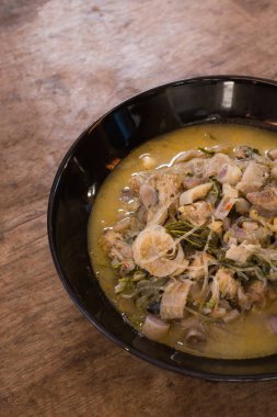 Karışık sebze ve baharatlı köri çorbası ve turşulu balık, Kaeng Lao, Tayland usulü yemek.