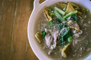 En İyi Tayland Tabakları, Kalın soslu Geniş Pirinç Eriştesi, Domuz etli Tayland Eriştesi: Çin ve Tayland usulü 