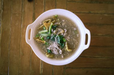 En İyi Tayland Tabakları, Kalın soslu Geniş Pirinç Eriştesi, Domuz etli Tayland Eriştesi: Çin ve Tayland usulü 