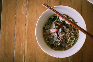 Baharatlı Tayland eriştesi, domuz köftesi ve ot, Tom Yum, Tayland yemeği.