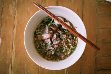 Baharatlı Tayland eriştesi, domuz köftesi ve ot, Tom Yum, Tayland yemeği.