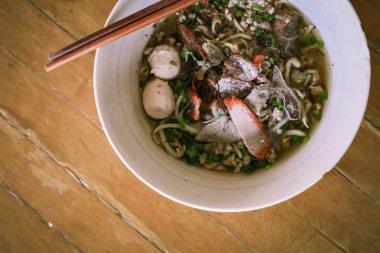 Baharatlı Tayland eriştesi, domuz köftesi ve ot, Tom Yum, Tayland yemeği.