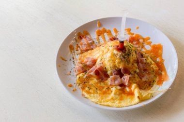 Pastırmalı, peynirli, karidesli omlet pilavı, füzyon yemeği, seçici odaklanma.