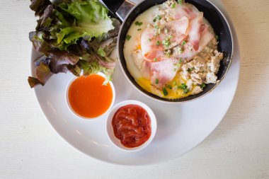 Hindiçin tavada yumurta garnitürlü (domates, chili, biber, acı sos, pastırma, domuz eti, soğan , )