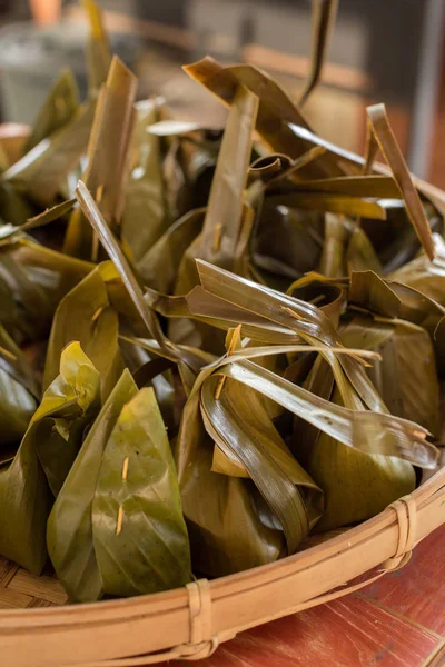 泰国甜点 与椰子灌装 Kanom 西贡西贡 包装从香蕉叶蒸的粉 — 图库照片