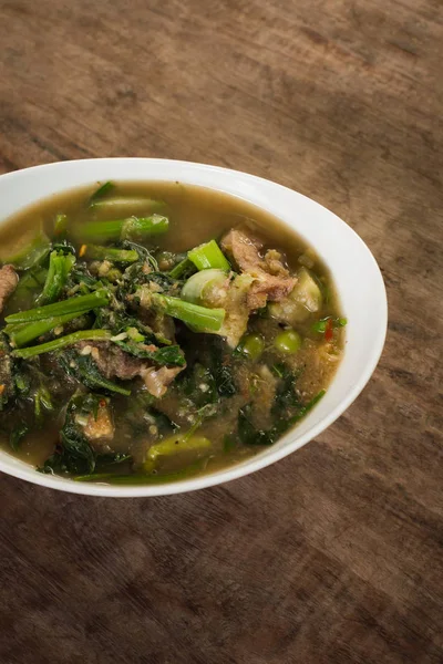 混合蔬菜和蘑菇辣咖喱汤与腌鱼 泰国菜 — 图库照片