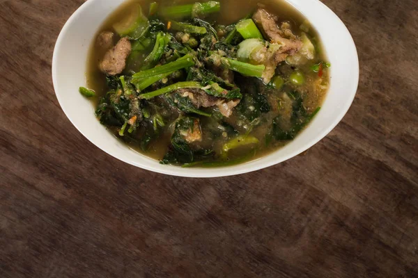 混合蔬菜和蘑菇辣咖喱汤与腌鱼 泰国菜 — 图库照片