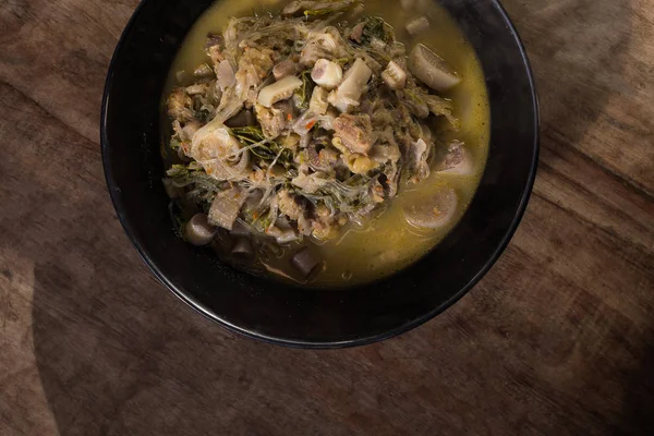 Karışık sebze ve baharatlı köri çorbası ve turşulu balık, Kaeng Lao, Tayland usulü yemek.