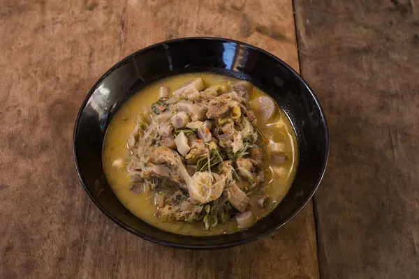 Karışık sebze ve baharatlı köri çorbası ve turşulu balık, Kaeng Lao, Tayland usulü yemek.