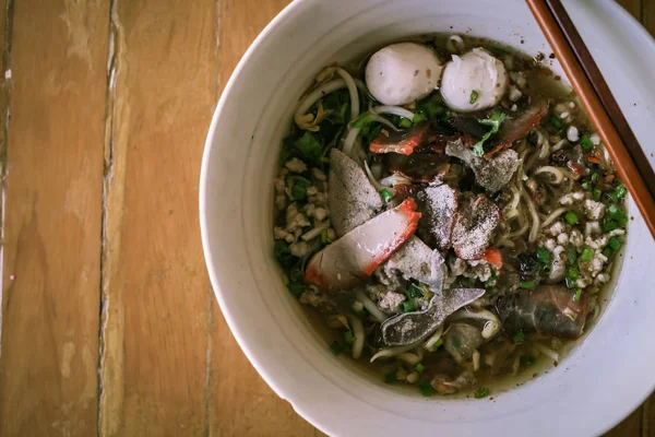 Baharatlı Tayland eriştesi, domuz köftesi ve ot, Tom Yum, Tayland yemeği.