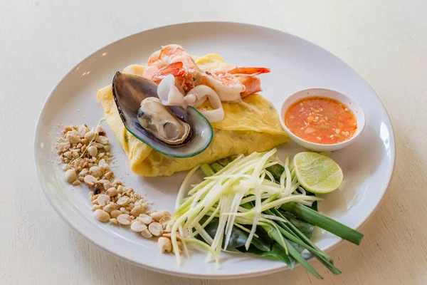Macarrão Arroz Asiático Com Camarão Legumes Perto Mesa Pad Thai — Fotografia de Stock