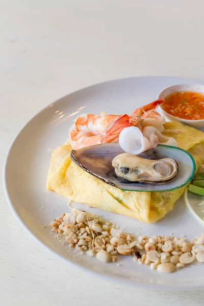 Macarrão Arroz Asiático Com Camarão Legumes Perto Mesa Pad Thai — Fotografia de Stock