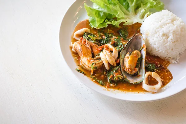 タイの伝統的な食べ物 カオパドクラパオ 炒め海の食べ物やバジルの葉 ご飯と一緒に 選択的焦点 — ストック写真