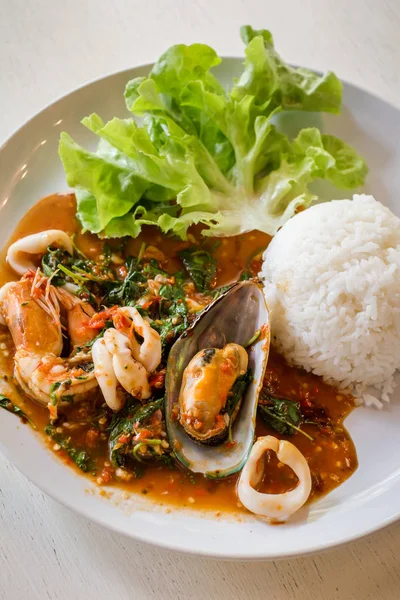 Thaise Traditionele Gerechten Khao Pad Kra Pao Roergebakken Zeevoedsel Basilicumbladeren — Stockfoto