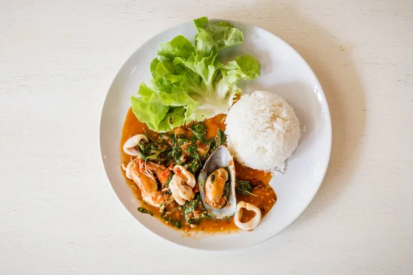 タイの伝統的な食べ物 カオパドクラパオ 炒め海の食べ物やバジルの葉 ご飯と一緒に 選択的焦点 — ストック写真