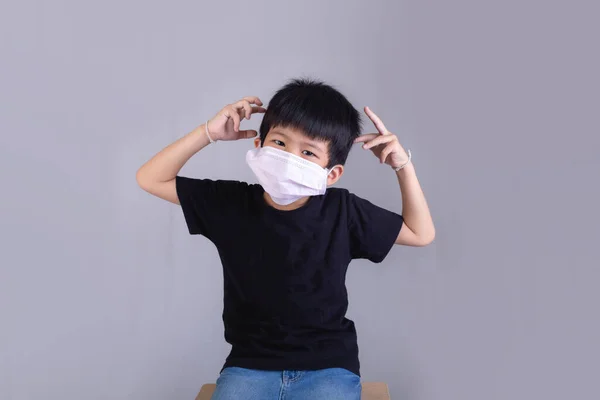 Kendini Korumak Için Maske Takan Küçük Bir Çocuk Covid Konsepti — Stok fotoğraf