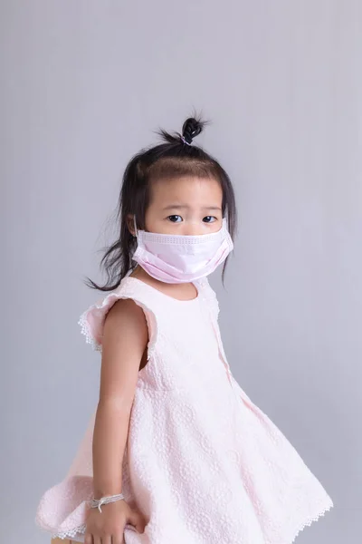 Κοριτσάκι Φορώντας Μάσκα Για Την Προστασία Του Εαυτού Της Covid — Φωτογραφία Αρχείου