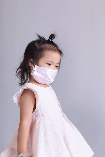 Kleines Mädchen Mit Maske Zum Schutz Ihres Selbst Covid Konzept — Stockfoto