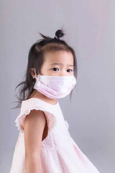 Κοριτσάκι Φορώντας Μάσκα Για Την Προστασία Του Εαυτού Της Covid — Φωτογραφία Αρχείου