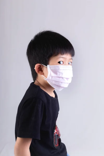 Niño Pequeño Con Máscara Para Protegerse Misma Concepto Covid —  Fotos de Stock