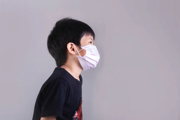 彼女の自己を保護するためのマスクを身に着けている小さな男の子 コヴィト 19コンセプト — ストック写真