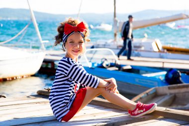 iskelede oturan genç kız